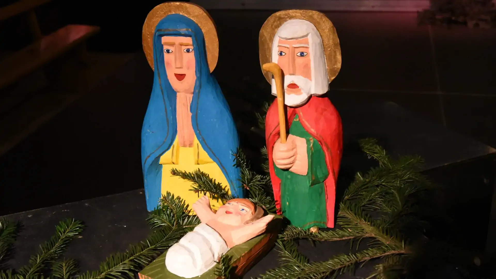 Figurka Józefa, Maryi oraz dziesiątka w scenie Narodzenia Pańskiego